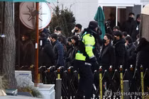 Các nhà điều tra từ cơ quan chống tham nhũng nhà nước tiếp cận lối vào dinh thự Tổng thống Yoon Suk Yeol ở Seoul vào ngày 3/1. Ảnh: Yonhap.