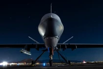 Một chiếc MQ-9 Reaper của Không quân Mỹ đậu trên đường băng tại Căn cứ Không quân Creech, Nevada, trong một cuộc thử nghiệm vũ khí vào ngày 3/9/2000. Ảnh: US Airforce.