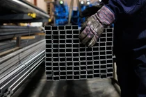 Một công nhân đang di chuyển sản phẩm thép tại một nhà cung cấp thép ở Toronto, Ontario, Canada trong hôm 11/3. Ảnh: AFP.