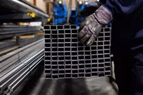 Một công nhân đang di chuyển sản phẩm thép tại một nhà cung cấp thép ở Toronto, Ontario, Canada trong hôm 11/3. Ảnh: AFP.