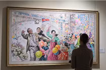 Một phụ nữ tham quan triển lãm nghệ thuật Triều Tiên tại một bảo tàng ở Moscow, Nga. Ảnh: Reuters.