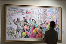 Một phụ nữ tham quan triển lãm nghệ thuật Triều Tiên tại một bảo tàng ở Moscow, Nga. Ảnh: Reuters.