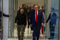 Tổng thống Ukraine Volodymyr Zelensky (trái) và ông Donald Trump đi bộ đến cuộc họp tại Trump Tower ở thành phố New York, ngày 27/9 (Ảnh: Getty)