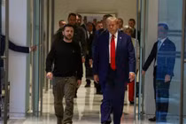 Tổng thống Ukraine Volodymyr Zelensky (trái) và ông Donald Trump đi bộ đến cuộc họp tại Trump Tower ở thành phố New York, ngày 27/9 (Ảnh: Getty)