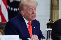 Tổng thống Mỹ Donald Trump khiến thị trường thế giới chao đảo sau khi dọa áp thuế EU và Apple. Ảnh: Reuters.