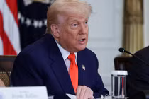 Tổng thống Mỹ Donald Trump khiến thị trường thế giới chao đảo sau khi dọa áp thuế EU và Apple. Ảnh: Reuters.