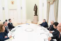 Tổng thống Nga Vladimir Putin và đặc phái viên Mỹ Steve Witkoff gặp nhau tại Điện Kremlin, ngày 2/12. Ảnh: Sputnik.