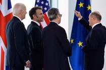 Thủ tướng Đức Olaf Scholz (phải), Tổng thống Mỹ Joe Biden (trái), Tổng thống Pháp Emmanuel Macron (thứ 2 từ trái) và Thủ tướng Anh Keir Starmer tại Berlin, Đức (Ảnh: Getty)