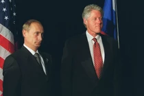 Tổng thống Mỹ Bill Clinton (phải) đứng cùng Thủ tướng Nga Vladimir Putin tại hội nghị thượng đỉnh APEC ở New Zealand, tháng 9/1999.