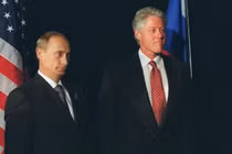 Tổng thống Mỹ Bill Clinton (phải) đứng cùng Thủ tướng Nga Vladimir Putin tại hội nghị thượng đỉnh APEC ở New Zealand, tháng 9/1999.