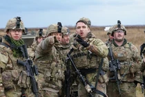 Binh sĩ tham gia cuộc tập trận chung của các đơn vị Ba Lan, Anh, Mỹ và Romania tại Bemowo Piskie, Ba Lan ngày 18/11/2021 (Ảnh: Getty)