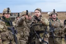 Binh sĩ tham gia cuộc tập trận chung của các đơn vị Ba Lan, Anh, Mỹ và Romania tại Bemowo Piskie, Ba Lan ngày 18/11/2021 (Ảnh: Getty)