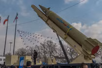 Iran tuyên bố rằng tên lửa đạn đạo dẫn đường Haj Qassem được thiết kế để tránh hệ thống phòng thủ Vòm Sắt của Israel. Ảnh: AFP.