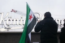 Người Syria tị nạn phản ứng trước những diễn biến mới ở Syria tại Ga trung tâm Duisburg ở Duisburg, Đức. Ảnh: Getty.