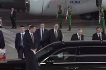 Tổng thống Nga Vladimir Putin đến Ashgabat, Turkmenistan, ngày 11/10 (Ảnh: RT)