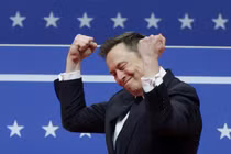 Elon Musk ăn mừng trong một sự kiện ủng hộ Tổng thống Donald Trump hôm 20/1. Ảnh: Reuters.