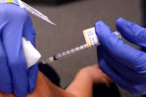 WHO khuyến nghị những người đã từng mắc COVID-19 vẫn nên tiêm vaccine (Ảnh: AP)