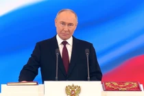 Tổng thống Nga Vladimir Putin đọc lời tuyên thệ (Ảnh: RT)