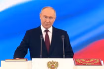 Tổng thống Nga Vladimir Putin đọc lời tuyên thệ (Ảnh: RT)