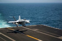 Một máy bay chiến đấu F/A-18 hạ cánh trên tàu sân bay USS Harry S. Truman (CVN 75) tháng 10/2013. Ảnh: Getty.