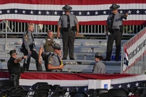 Các nhân viên thực thi pháp luật điều tra hiện trường sau vụ ám sát cựu Tổng thống Donald Trump vào thứ Bảy, ngày 13/7 (Ảnh: AP)