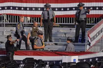 Các nhân viên thực thi pháp luật điều tra hiện trường sau vụ ám sát cựu Tổng thống Donald Trump vào thứ Bảy, ngày 13/7 (Ảnh: AP)