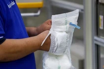 Một nhân viên làm việc trên dây chuyền sản xuất tã lót người lớn tại nhà máy Elleair, công ty con của Daio Paper Corporation ở Fujinomiya, Shizuoka, Nhật Bản (Ảnh: Reuters)