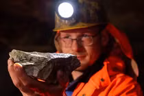Một hòn đá có chứa quặng vonfram bên trong một mỏ ở Đức do Công ty thăm dò và khoáng sản Saxony điều hành (Ảnh: Getty)