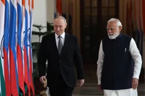 Tổng thống Nga Vladimir Putin và Thủ tướng Ấn Độ Narendra Modi đi bộ trước cuộc hội đàm tại New Delhi, Ấn Độ, ngày 5/12. Ảnh: Reuters.