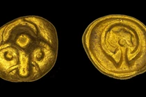 Mặt trước (trái) và mặt sau (phải) của đồng xu cổ. Ảnh: Getty.