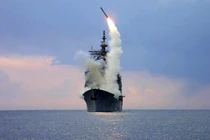 Một tên lửa tấn công mặt đất Tomahawk được phóng từ tàu tuần dương tên lửa dẫn đường USS Cape St. George, năm 2003. Ảnh: Reuters.