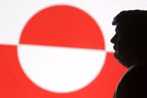 Một mô hình thu nhỏ được in 3D của Donald Trump và lá cờ Greenland được nhìn thấy trong hình bức hình minh họa, chụp ngày 15/1. Ảnh: Reuters.