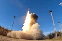 Tên lửa đạn đạo liên lục địa Yars được phóng từ Sân bay vũ trụ Plesetsk trong cuộc tập trận quân sự của lực lượng hạt nhân Nga trên bộ, trên biển và trên không nhằm diễn tập khả năng sẵn sàng chiến đấu và cơ cấu chỉ huy tại khu vực Arkhangelsk, Nga, ngày 22/10. Ảnh: Reuters.