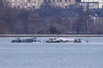 Nhân viên cứu hộ thu hồi các mảnh vỡ trên sông Potomac sau vụ va chạm của chuyến bay American Eagle 5342 và trực thăng Black Hawk ngày 30/1. Ảnh: Reuters.