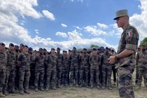Tham mưu trưởng Quân đội Pháp, Tướng Pierre Schill (phải), thăm quân đội Pháp tại Cincu, Romania vào ngày 22/5/2022 (Ảnh: AFP)