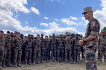 Tham mưu trưởng Quân đội Pháp, Tướng Pierre Schill (phải), thăm quân đội Pháp tại Cincu, Romania vào ngày 22/5/2022 (Ảnh: AFP)