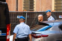 Cảnh sát áp giải nghi phạm đánh bom đường ống Nord Stream Sergey Kuznetsov tại Bologna, Italy vào ngày 22/8. Ảnh: Getty.