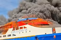 Hàng trăm hành khách trên tàu nhảy xuống biển để thoát thân. Ảnh: The Sun.