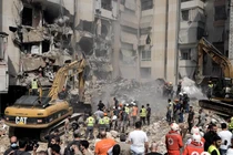 Các nhân viên cấp cứu sử dụng máy xúc để dọn đống đổ nát tại địa điểm xảy ra vụ tấn công của Israel hôm 20/9 ở vùng ngoại ô phía nam Beirut (Ảnh: AP)