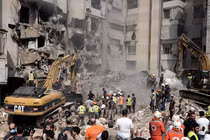 Các nhân viên cấp cứu sử dụng máy xúc để dọn đống đổ nát tại địa điểm xảy ra vụ tấn công của Israel hôm 20/9 ở vùng ngoại ô phía nam Beirut (Ảnh: AP)