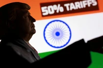 Cờ Ấn Độ, mô hình thu nhỏ in 3D của Tổng thống Mỹ Donald Trump và cụm từ "thuế quan 50%", được thấy trong hình minh họa chụp ngày 27/8. Ảnh: Reuters.
