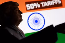 Cờ Ấn Độ, mô hình thu nhỏ in 3D của Tổng thống Mỹ Donald Trump và cụm từ "thuế quan 50%", được thấy trong hình minh họa chụp ngày 27/8. Ảnh: Reuters.