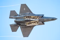 Chiến đấu cơ F-35A với khoang tên lửa trống. Ảnh: US Army.