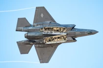 Chiến đấu cơ F-35A với khoang tên lửa trống. Ảnh: US Army.