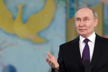 Tổng thống Nga Vladimir Putin trả lời câu hỏi của truyền thông Nga sau chuyến thăm cấp nhà nước tới Uzbekistan, ngày 28/5 (Ảnh: Sputnik)