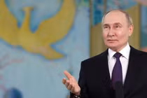 Tổng thống Nga Vladimir Putin trả lời câu hỏi của truyền thông Nga sau chuyến thăm cấp nhà nước tới Uzbekistan, ngày 28/5 (Ảnh: Sputnik)