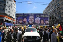 Người dân ở Tehran tổ chức đám tang cho các thành viên của Lực lượng Vệ binh Cách mạng Hồi giáo thiệt mạng trong cuộc không kích ở Syria hồi tuần trước (Ảnh: Zuma Press)