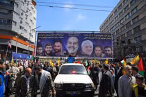 Người dân ở Tehran tổ chức đám tang cho các thành viên của Lực lượng Vệ binh Cách mạng Hồi giáo thiệt mạng trong cuộc không kích ở Syria hồi tuần trước (Ảnh: Zuma Press)