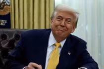 Tổng thống Mỹ Donald Trump ký lệnh hành pháp tại Phòng Bầu dục của Nhà Trắng ở Washington, DC, ngày 7/3. Ảnh: Reuters.