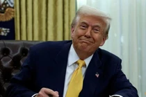 Tổng thống Mỹ Donald Trump ký lệnh hành pháp tại Phòng Bầu dục của Nhà Trắng ở Washington, DC, ngày 7/3. Ảnh: Reuters.